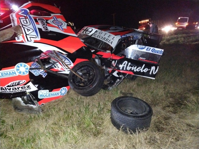 Violento choque contra el triler del auto de carrera de Nico Villamayor